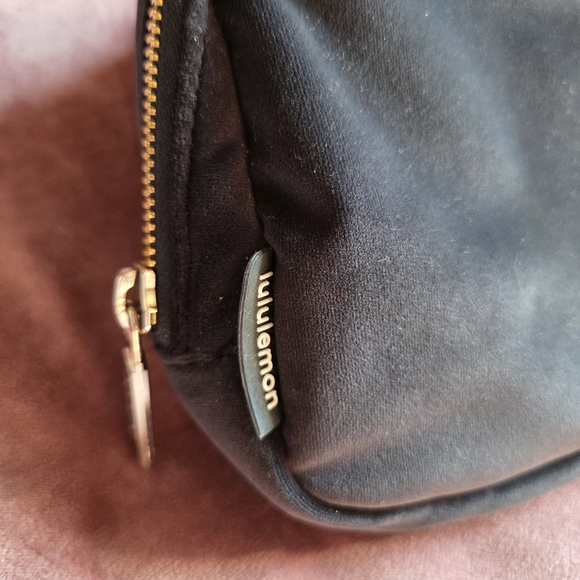 Lululemon Velour Belt Bag 1L Black/Gold Lululemon Velour Belt Bag 1L Black/Gold
